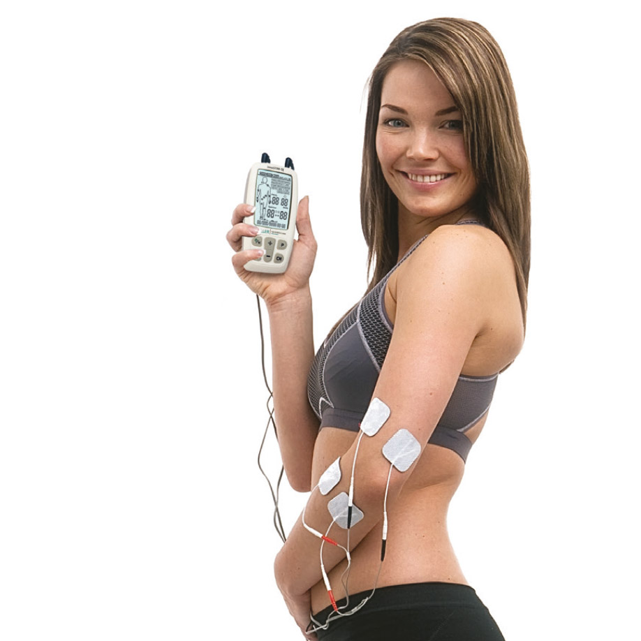innoSTIM-TE TENS EMS-Kombigerät mit Massage-Funktion Anwendung bei einer jungen Frau zur Muskelstimulation