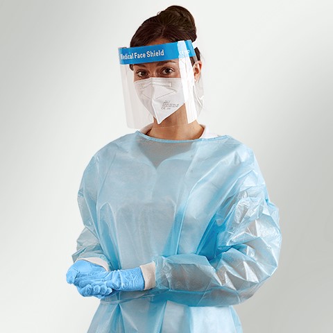 Frau mit Schutzausrüstung wie Schutzanzug, Face Shield und FFP2 Maske
